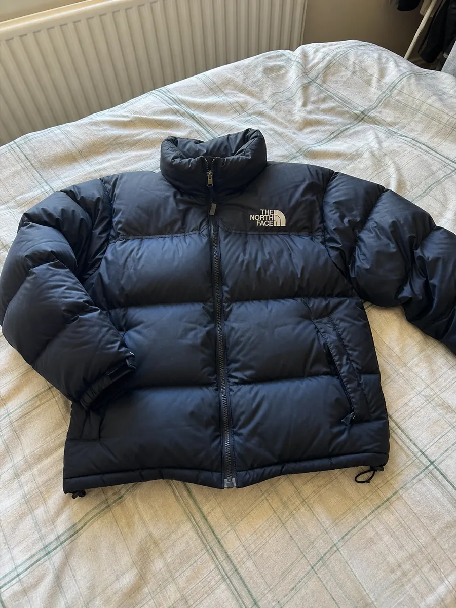 Doudoune The North Face Nuptse 700 noire photographiee a plat
